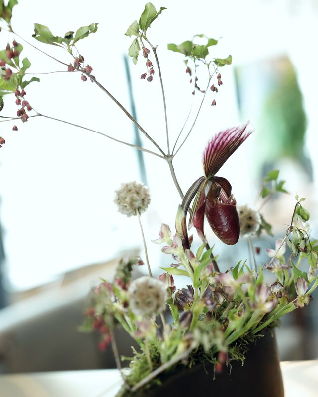 カウンターに生けた花